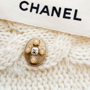Authentic Chanel Oval Button – Pearl Detail CC – Gold Tone – 2010 Era